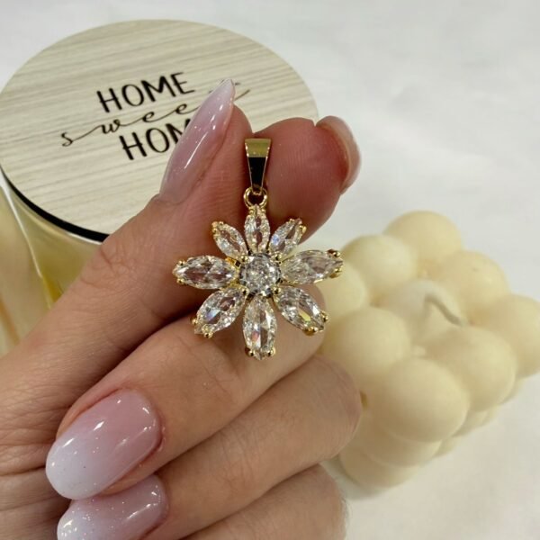 Alternative view of dije flor cubic dorado