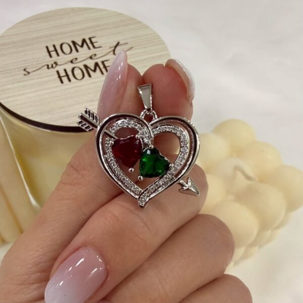 a dije a corazon flecha a.q