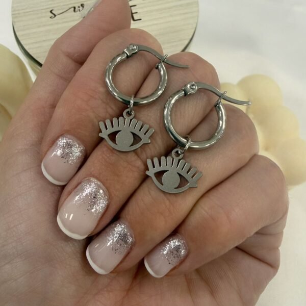 argollas con dije ojito a.q