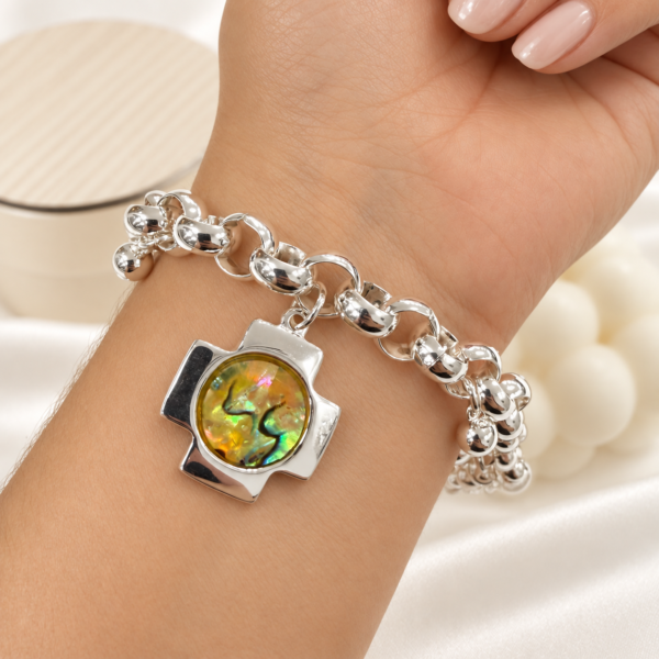 pulsera con dije cruz nacar y bolas