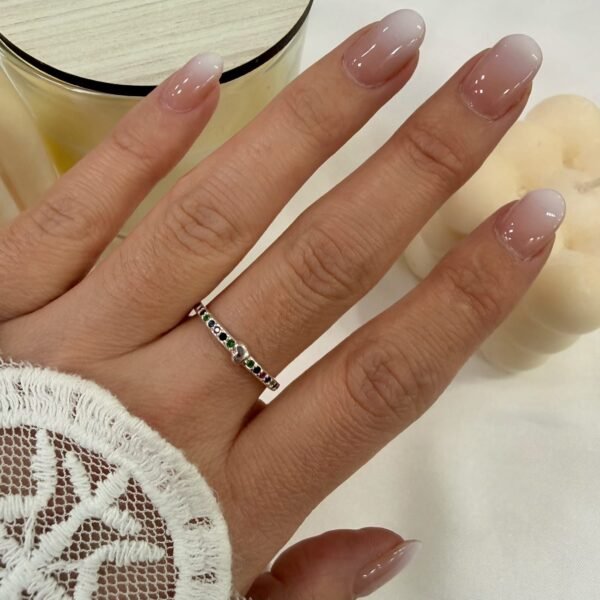 a Anillo Ava cubic 7 con cubics multicolor