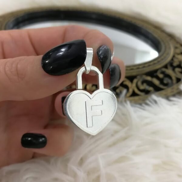 Dije Corazon Letra "F"