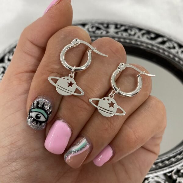 argollas con dije planeta