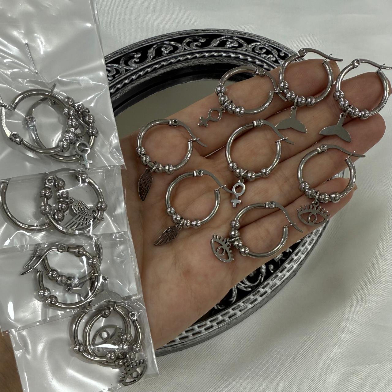 a a tira x 4 pares argollas con dijes y bolitas a.q