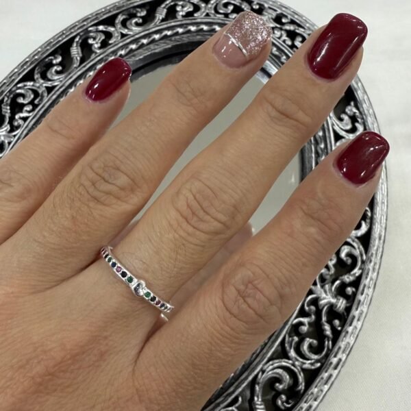 a Anillo Ava liso 10 con cubics multicolor