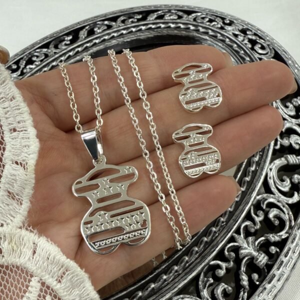 a conjunto a osito T con aros