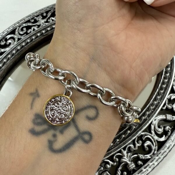 Pulsera con dijes 1 (san benito 3 dijes)