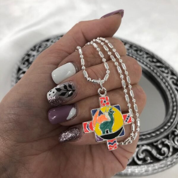 a conjunto cadena con dije peruano