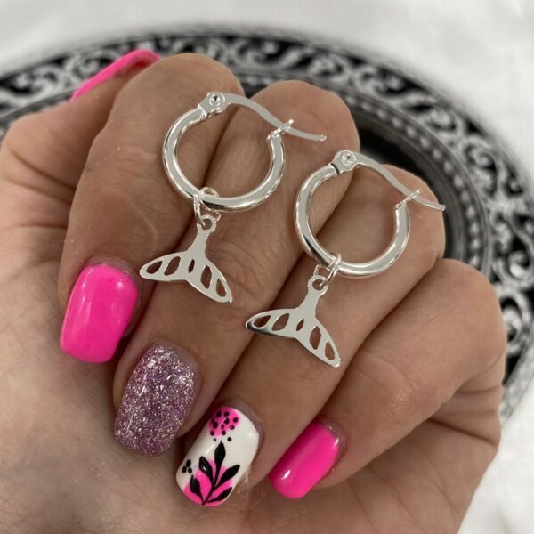 argollas con dije cola ballena