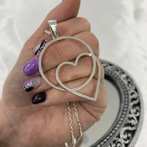 a conjunto cadena diseño circulo corazon