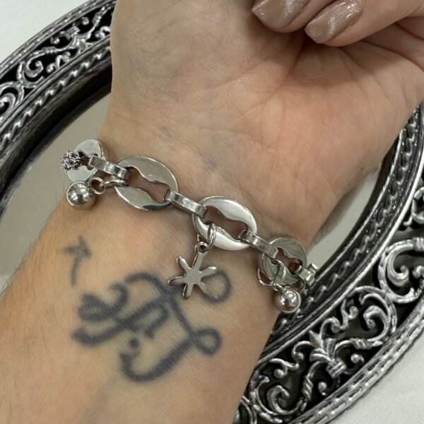 a Pulsera guci con dijes
