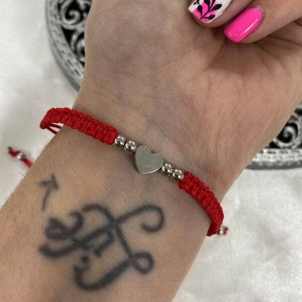 a a pulsera con bolitas y corazon