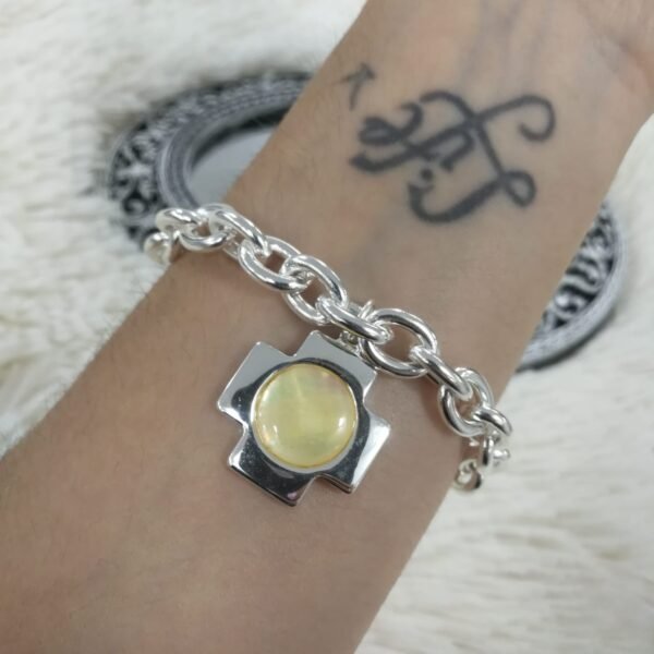 pulsera rolo con dije cruz equilibrio nacar