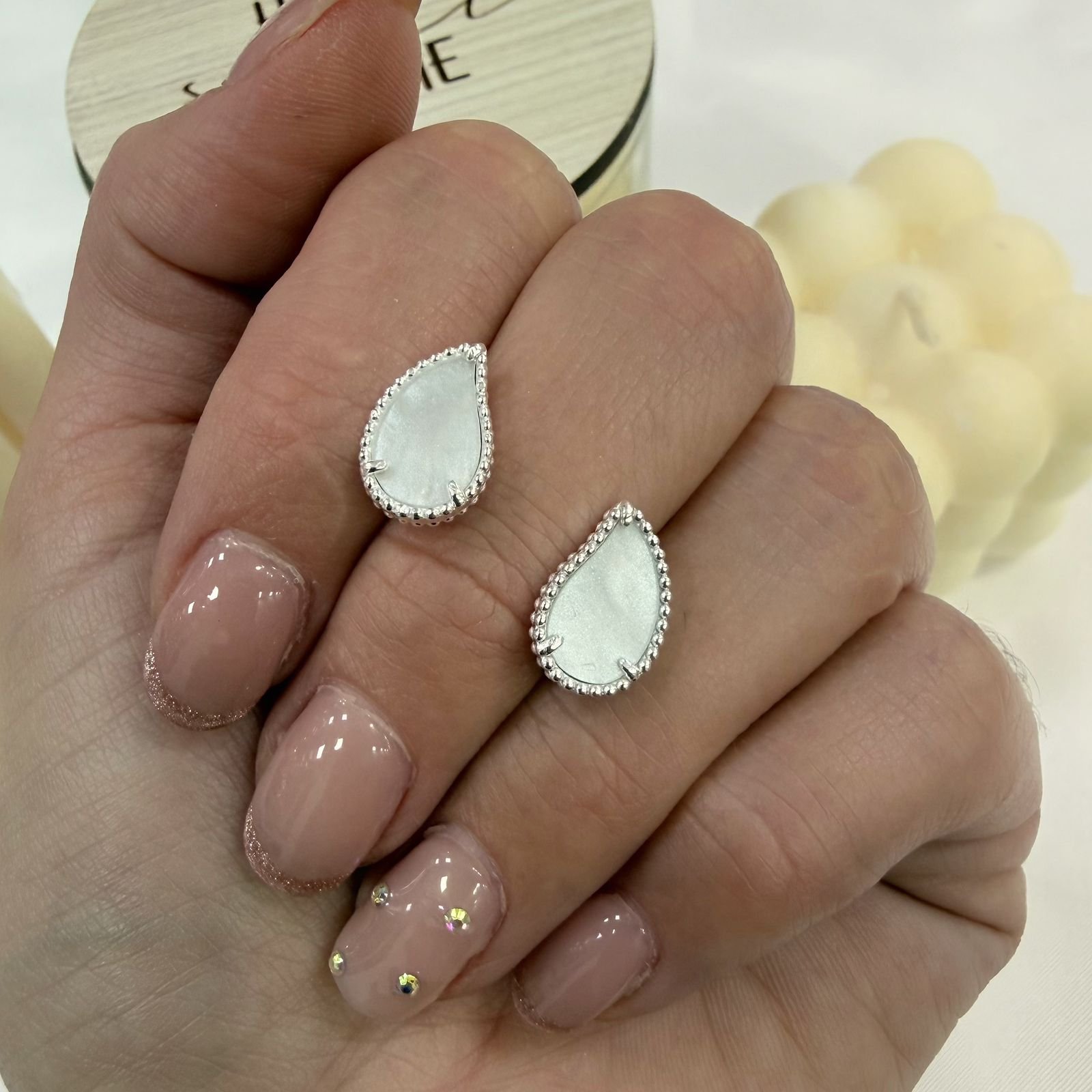 a aros forma gota nacar blanco