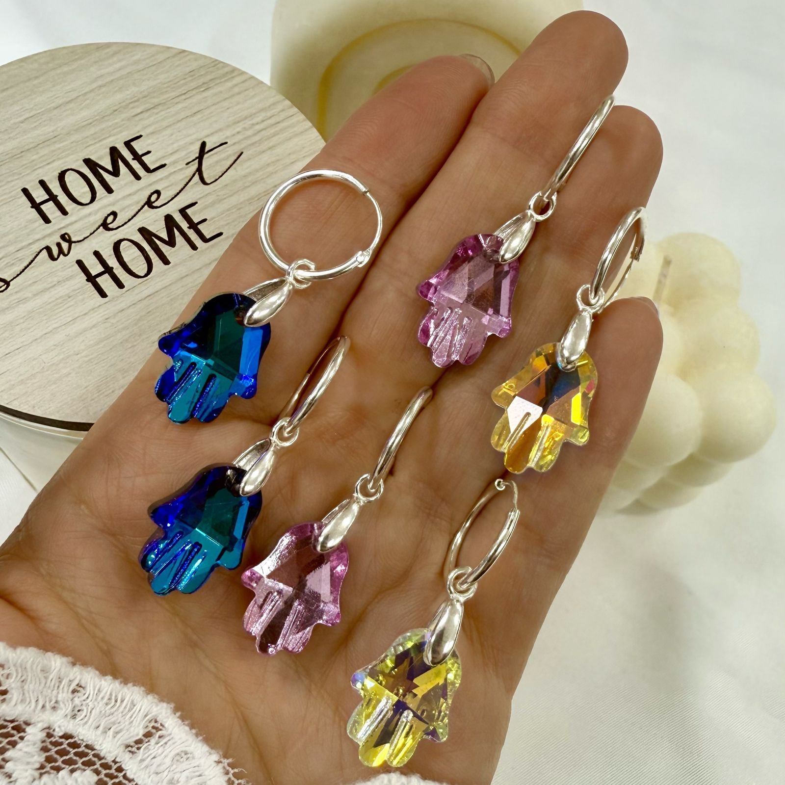 a argollas clasicas 1.5cm con dije cr mano fatima colores surtidos