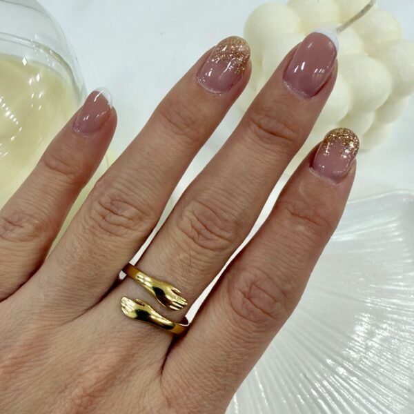 anillo a abrazo dorado regulable