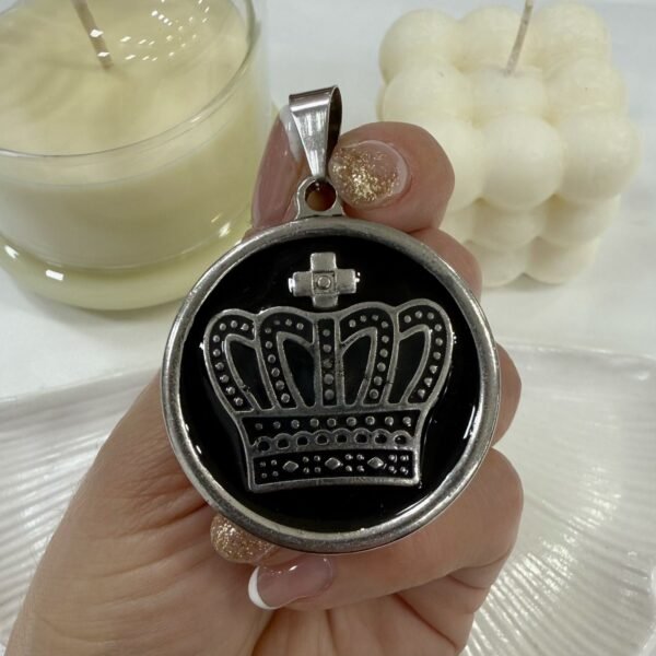 a dije corona medalla 2