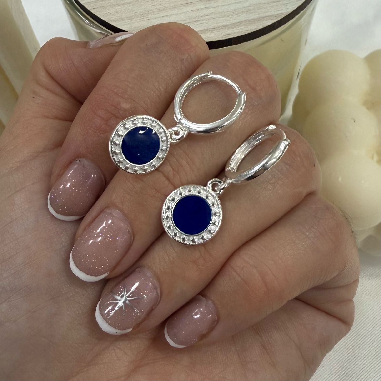 a argollas huggies con dije esmaltado mod 2 azul