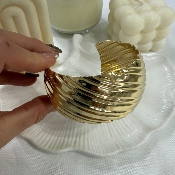 Alternative view of esclavas  doradas mod 40