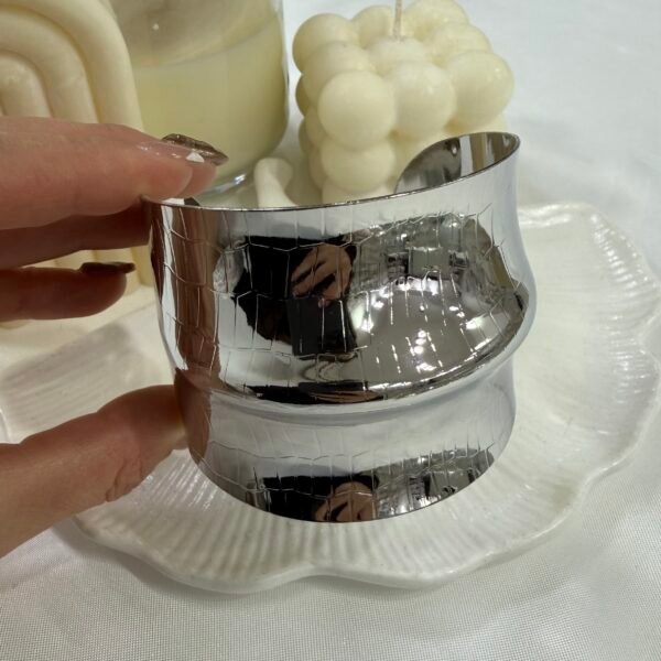 Alternative view of 0 esclavas  plateadas mod 47