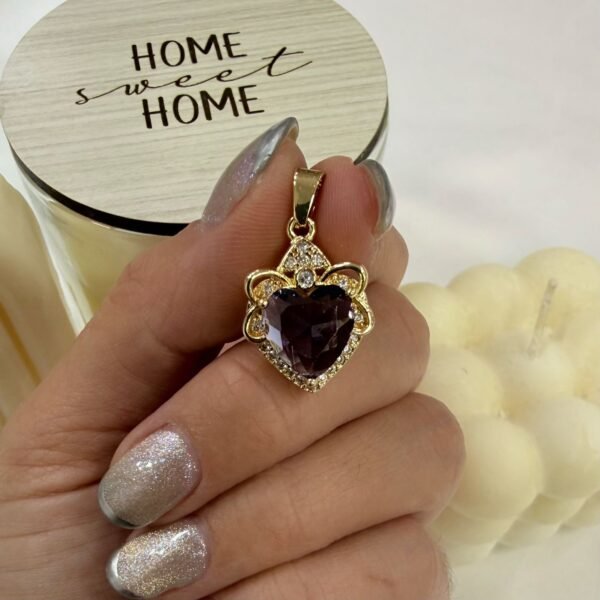 Alternative view of dije corazon cubic amatista/negro dorado