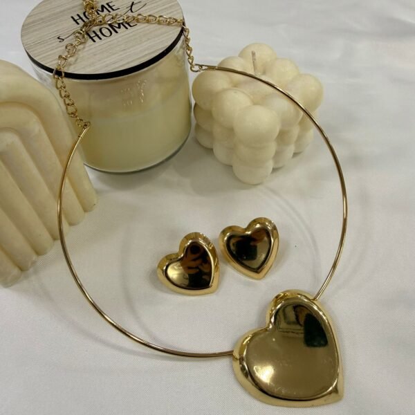 conjunto dorado con aros modelo corazon