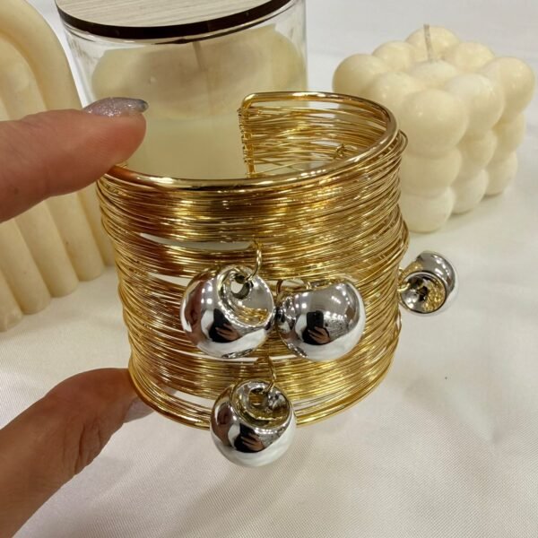 Alternative view of 0 esclavas  doradas mod 13