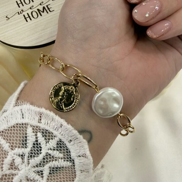 pulsera a 0dorada con dije moneda