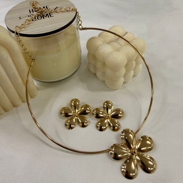 conjunto dorado con aros modelo flor