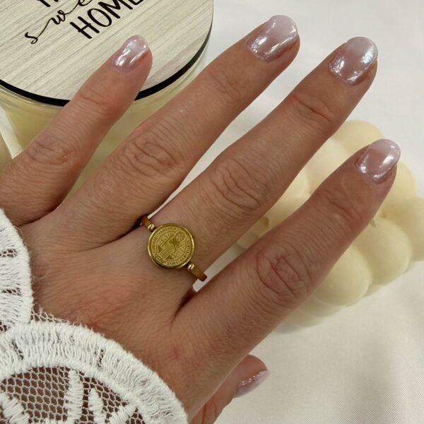 Alternative view of anillo dorado diseño 6 san benito giratorio chico