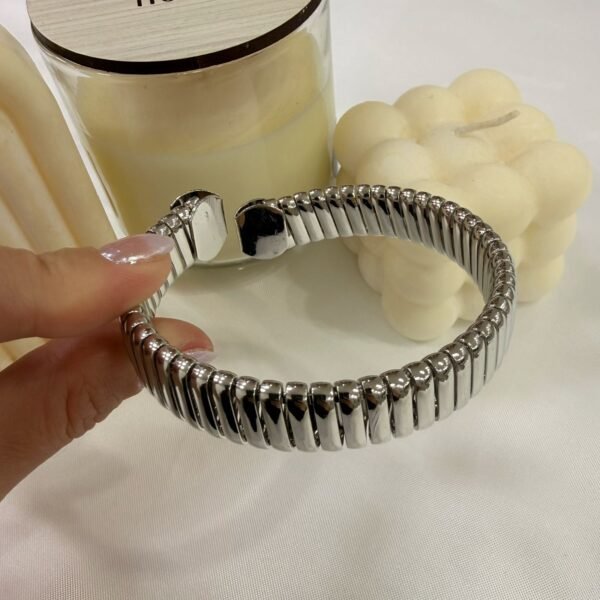 Alternative view of 0 esclavas  plateadas mod M