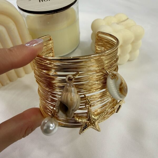 Alternative view of esclavas  doradas mod B