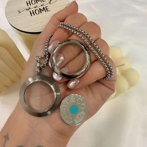 Alternative view of D conjunto relicario grande a rosca  con cadena rolo cuadrada a.q