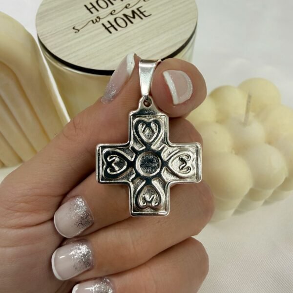 a Dije cruz trabajada