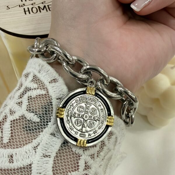 Pulsera con dijes 21 (san benito gruesa)