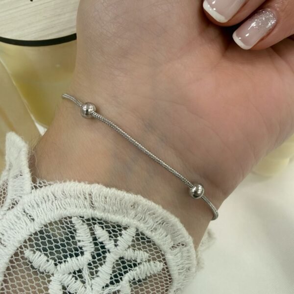 a a pulsera cola rata con bolitas