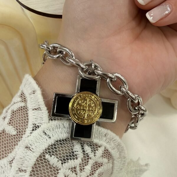 Pulsera con dijes 6 (san benito gruesa)