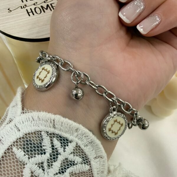 Pulsera con dijes cruz pampa blanca