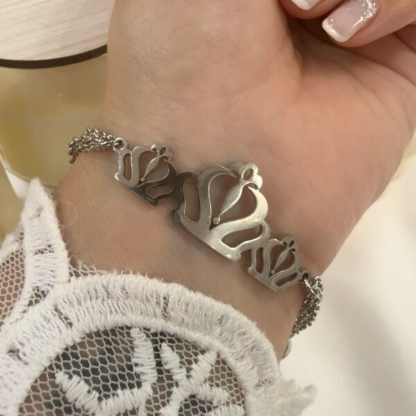 a Pulsera corona con bolitas