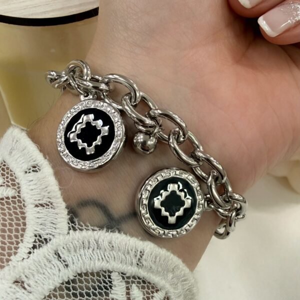 Pulsera Con 3 Dijes Esmaltados De Cruz Pampa y bolitas