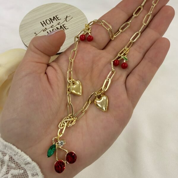 cadena dorada con dijes cherrys