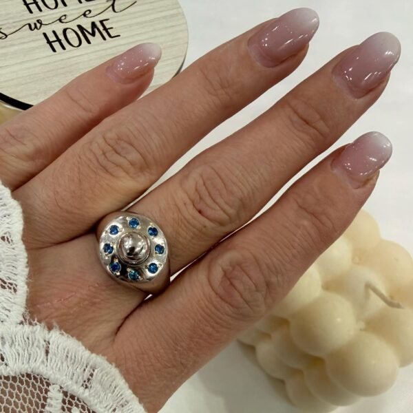 anillo plata con bolita y cubic azul con bolita del centro marcada