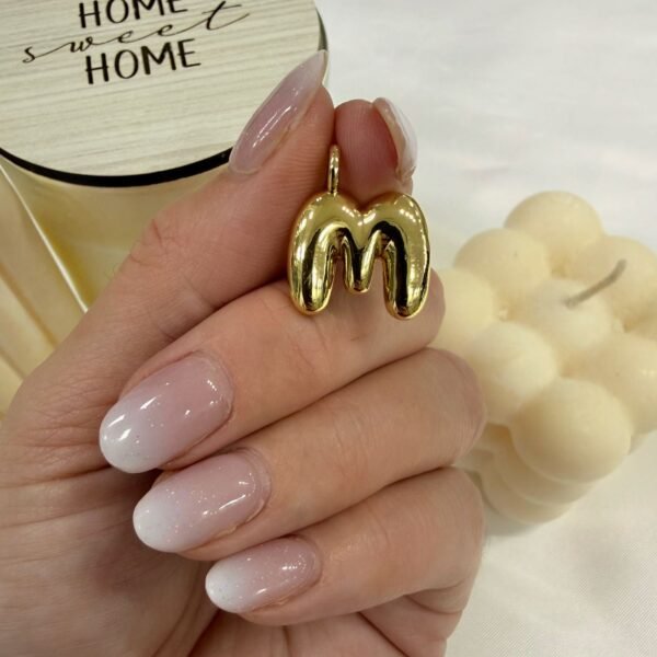 dije inicial M dorado