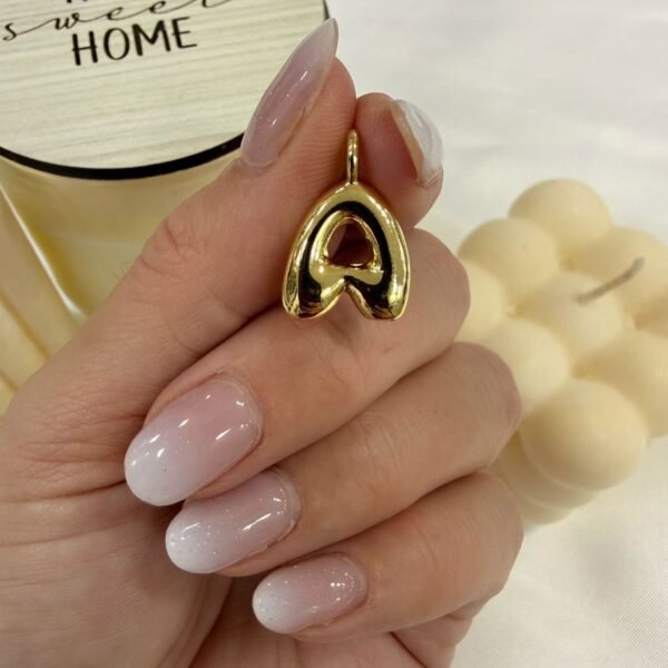 dije inicial A dorado