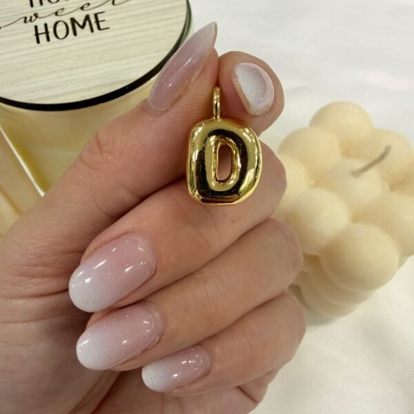 dije inicial D dorado