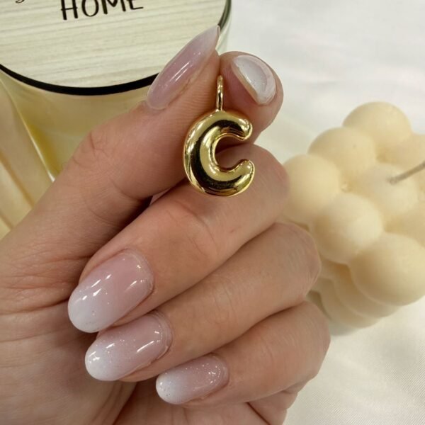 dije inicial C dorado