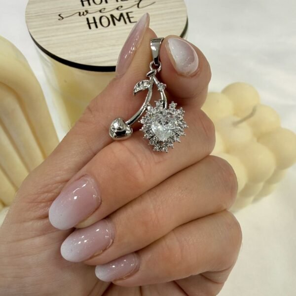 a dije a cherry corazon  blanco a.q