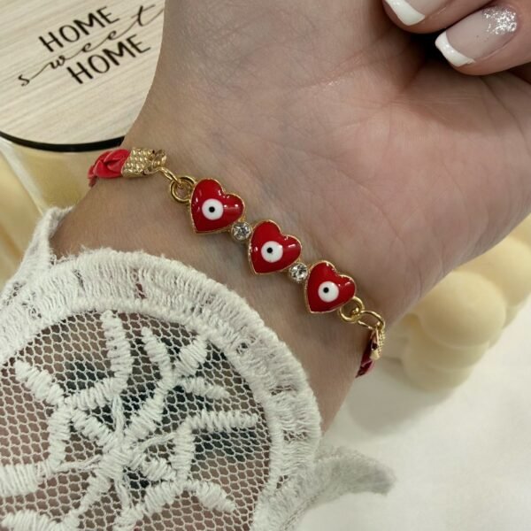 pulsera dorada modelo corazon ojito