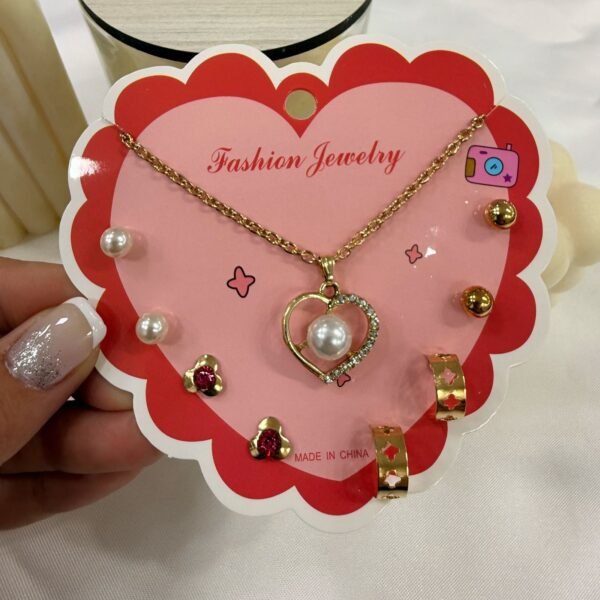 set con cadena dijes y 4 pares aros mod 3