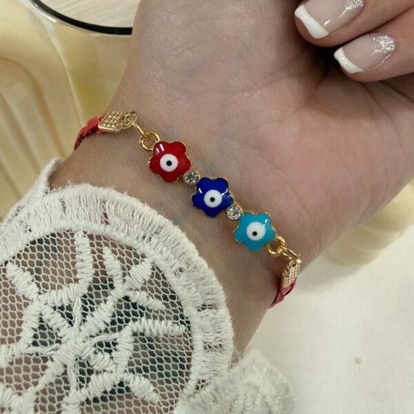 pulsera dorada modelo flor ojito